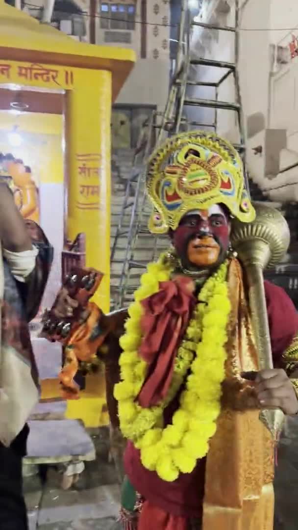 インドのウッタル プラデシュ州ヴァラナシ 2024年1月20日 アヤドヤのラム寺院開設時にヒンドゥー教の神ハンマンの通りで演じる男性アーティストの肖像画 — ストック動画