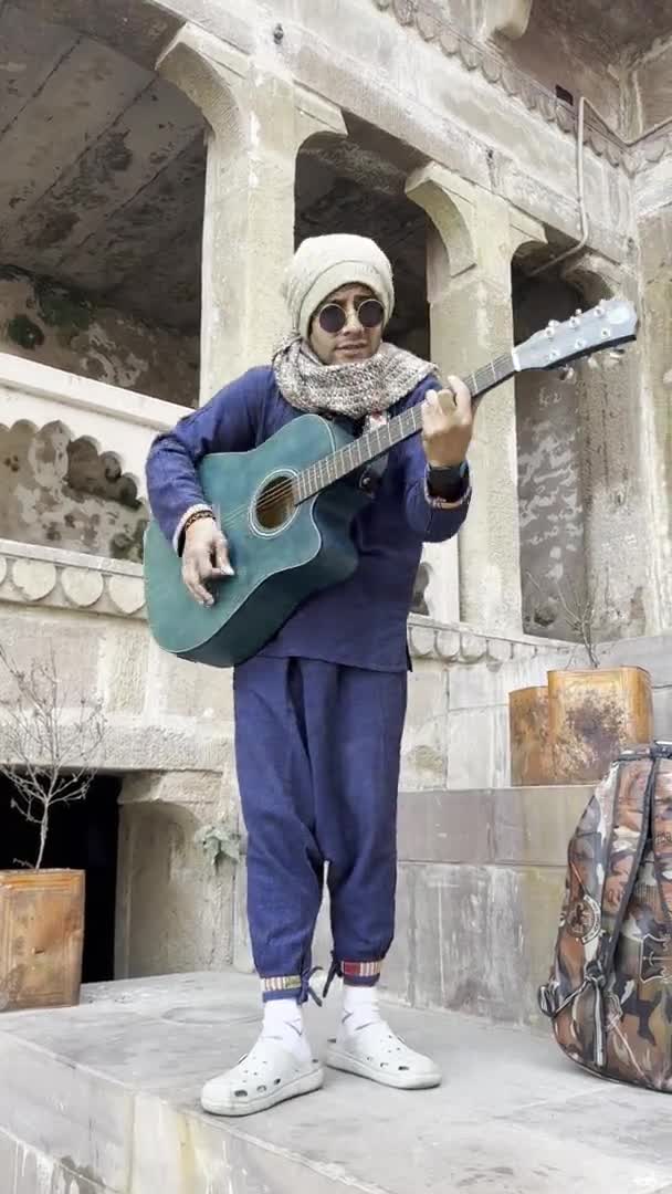 ヴァラナシ ウッタルプラデシュ インド 2024年1月20日 ヴァラナシ市の川ギャングの近くでギターを弾く若い男性アーティストの肖像画 ヴァラナシは 人々が音楽を学ぶために来る最も古い都市です — ストック動画