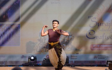 Faridabad, Haryana, Hindistan - 17 Şubat 2024: Güney Hintli erkek sanatçı surajkund sanatları fuarında klasik dans kuchipudi performansı sergiliyor.