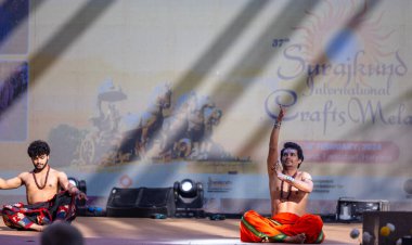 Faridabad, Haryana, Hindistan - 17 Şubat 2024: Güney Hintli erkek sanatçı surajkund sanatları fuarında klasik dans kuchipudi performansı sergiliyor.
