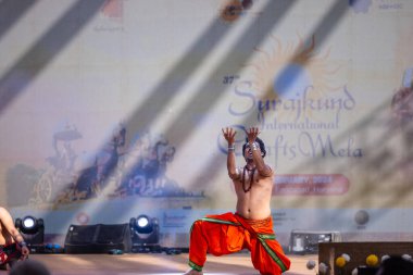 Faridabad, Haryana, Hindistan - 17 Şubat 2024: Güney Hintli erkek sanatçı surajkund sanatları fuarında klasik dans kuchipudi performansı sergiliyor.
