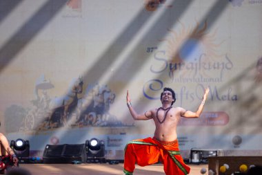 Faridabad, Haryana, Hindistan - 17 Şubat 2024: Güney Hintli erkek sanatçı surajkund sanatları fuarında klasik dans kuchipudi performansı sergiliyor.