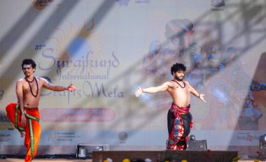 Faridabad, Haryana, Hindistan - 17 Şubat 2024: Güney Hintli erkek sanatçı surajkund sanatları fuarında klasik dans kuchipudi performansı sergiliyor.