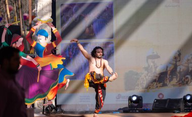 Faridabad, Haryana, Hindistan - 17 Şubat 2024: Güney Hintli erkek sanatçı surajkund sanatları fuarında klasik dans kuchipudi performansı sergiliyor.
