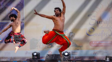 Faridabad, Haryana, Hindistan - 17 Şubat 2024: Güney Hintli erkek sanatçı surajkund sanatları fuarında klasik dans kuchipudi performansı sergiliyor.