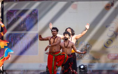 Faridabad, Haryana, Hindistan - 17 Şubat 2024: Güney Hintli erkek sanatçı surajkund sanatları fuarında klasik dans kuchipudi performansı sergiliyor.