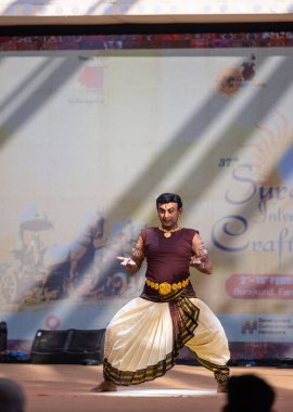 Faridabad, Haryana, Hindistan - 17 Şubat 2024: Güney Hintli erkek sanatçı surajkund sanatları fuarında klasik dans kuchipudi performansı sergiliyor.