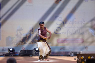 Faridabad, Haryana, Hindistan - 17 Şubat 2024: Güney Hintli erkek sanatçı surajkund sanatları fuarında klasik dans kuchipudi performansı sergiliyor.