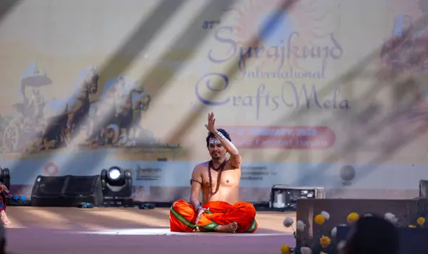 ファリダバード インド ハリヤナ 2024 サラジオクラフトフェアでステージで古典舞踊を行う男性の南インドの芸術家の肖像画 ロイヤリティフリーのストック画像