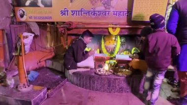 Varanasi, Uttar Pradesh, Hindistan - 20 Ocak 2024: Lord Shiv ve Hanuman 'ın gecesinde tapınakta kutsal Hindu ayinleri yapan rahip.