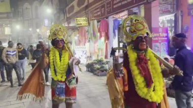 Varanasi, Uttar Pradesh, Hindistan - 20 Ocak 2024: Ayodhya 'daki Ram Tapınağı' nın açılışı sırasında Hindu tanrısı Hanuman gibi giyinmiş ve rol yapan erkek sanatçıların portresi.