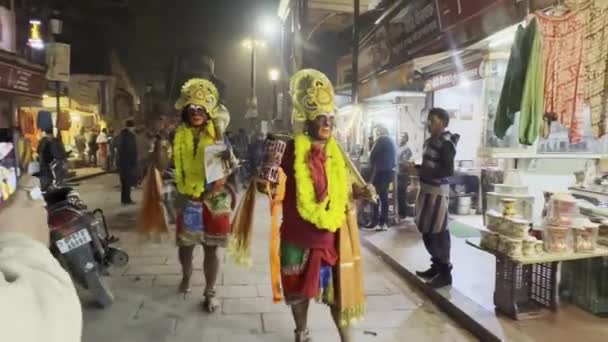 インドのウッタル プラデシュ州ヴァラナシ 2024年1月20日 アヤドヤのラム寺院開設時にヒンドゥー教の神ハンマンの通りで演じる男性アーティストの肖像画 — ストック動画