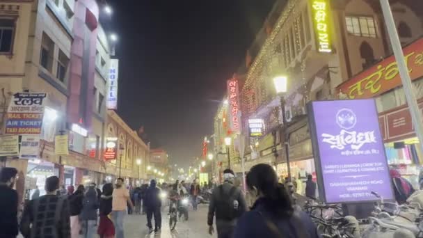 Варанасі Уттар Прадеш Індія Люди Ходять Вулиці Варанасі — стокове відео