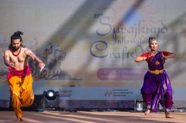Faridabad, Haryana, Hindistan - 17 Şubat 2024: Güney Hintli erkek ve kadın sanatçı Surajkund sanatları fuarında klasik dans kuchipudi performansı sergiliyorlar.