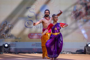Faridabad, Haryana, Hindistan - 17 Şubat 2024: Güney Hintli erkek ve kadın sanatçı Surajkund sanatları fuarında klasik dans kuchipudi performansı sergiliyorlar.