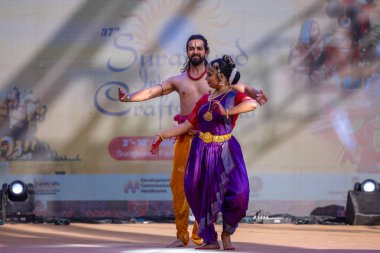 Faridabad, Haryana, Hindistan - 17 Şubat 2024: Güney Hintli erkek ve kadın sanatçı Surajkund sanatları fuarında klasik dans kuchipudi performansı sergiliyorlar.