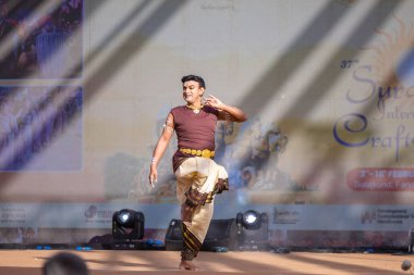 Faridabad, Haryana, Hindistan - 17 Şubat 2024: Güney Hintli erkek sanatçı surajkund sanatları fuarında klasik dans kuchipudi performansı sergiliyor.
