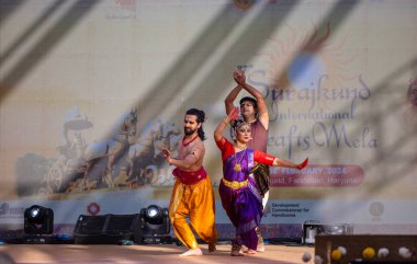 Faridabad, Haryana, Hindistan - 17 Şubat 2024: Güney Hintli erkek ve kadın sanatçı Surajkund sanatları fuarında klasik dans kuchipudi performansı sergiliyorlar.