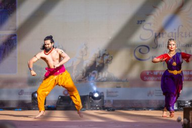 Faridabad, Haryana, Hindistan - 17 Şubat 2024: Güney Hintli erkek ve kadın sanatçı Surajkund sanatları fuarında klasik dans kuchipudi performansı sergiliyorlar.