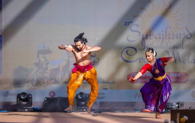 Faridabad, Haryana, Hindistan - 17 Şubat 2024: Güney Hintli erkek ve kadın sanatçı Surajkund sanatları fuarında klasik dans kuchipudi performansı sergiliyorlar.