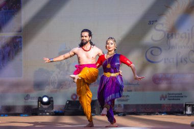 Faridabad, Haryana, Hindistan - 17 Şubat 2024: Güney Hintli erkek ve kadın sanatçı Surajkund sanatları fuarında klasik dans kuchipudi performansı sergiliyorlar.