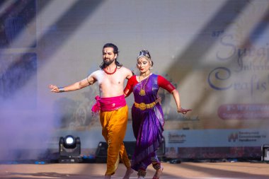 Faridabad, Haryana, Hindistan - 17 Şubat 2024: Güney Hintli erkek ve kadın sanatçı Surajkund sanatları fuarında klasik dans kuchipudi performansı sergiliyorlar.