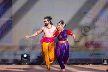 Faridabad, Haryana, Hindistan - 17 Şubat 2024: Güney Hintli erkek ve kadın sanatçı Surajkund sanatları fuarında klasik dans kuchipudi performansı sergiliyorlar.