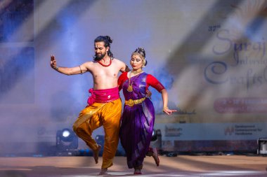 Faridabad, Haryana, Hindistan - 17 Şubat 2024: Güney Hintli erkek ve kadın sanatçı Surajkund sanatları fuarında klasik dans kuchipudi performansı sergiliyorlar.