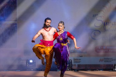 Faridabad, Haryana, Hindistan - 17 Şubat 2024: Güney Hintli erkek ve kadın sanatçı Surajkund sanatları fuarında klasik dans kuchipudi performansı sergiliyorlar.