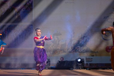 Faridabad, Haryana, Hindistan - 17 Şubat 2024: Güney Hintli erkek ve kadın sanatçı Surajkund sanatları fuarında klasik dans kuchipudi performansı sergiliyorlar.