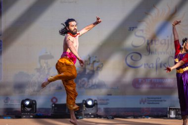 Faridabad, Haryana, Hindistan - 17 Şubat 2024: Güney Hintli erkek ve kadın sanatçı Surajkund sanatları fuarında klasik dans kuchipudi performansı sergiliyorlar.