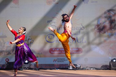Faridabad, Haryana, Hindistan - 17 Şubat 2024: Güney Hintli erkek ve kadın sanatçı Surajkund sanatları fuarında klasik dans kuchipudi performansı sergiliyorlar.