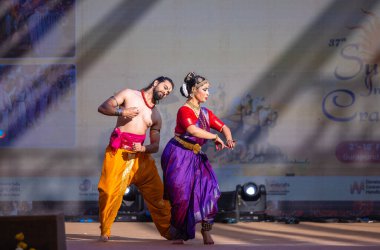 Faridabad, Haryana, Hindistan - 17 Şubat 2024: Güney Hintli erkek ve kadın sanatçı Surajkund sanatları fuarında klasik dans kuchipudi performansı sergiliyorlar.
