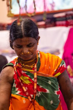 Yeni Delhi, Hindistan - 18 Kasım 2023: Geleneksel elbise giymiş bir erkek satıcının portresi Delhi Ticaret Fuarı 'nda ürünlerini satmak için.