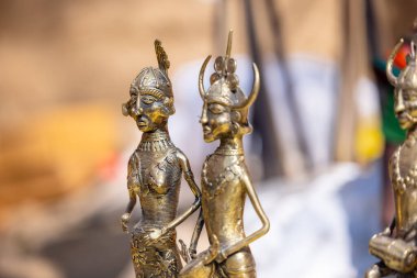 Kabile bölgesinden gelen Hint çiftçisinin el yapımı pirinç putu el işçiliğini harmanlayan çarpıcı bir sanat eseridir. Seçili odak.