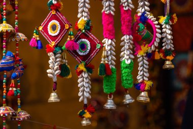 El işi, el yapımı Rajasthani dekorasyon ürünleri genellikle canlı renkler, karmaşık tasarımlar ve zengin bir kültürel miras ile karakterize edilir..