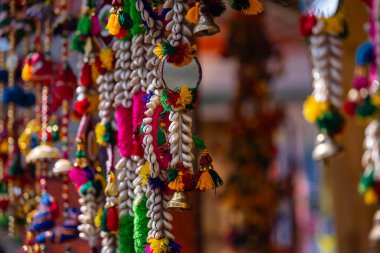 El işi, el yapımı Rajasthani dekorasyon ürünleri genellikle canlı renkler, karmaşık tasarımlar ve zengin bir kültürel miras ile karakterize edilir..