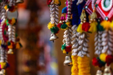 El işi, el yapımı Rajasthani dekorasyon ürünleri genellikle canlı renkler, karmaşık tasarımlar ve zengin bir kültürel miras ile karakterize edilir..