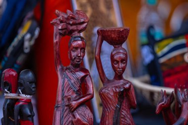 Afrika 'nın el yapımı kabile üyeleri Afrikalı sanatçılardan hatıra putu satılık Surajkund el sanatları fuarında sergileniyor. Seçici odak.