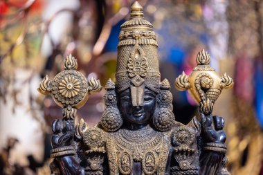 Lord Tirupati Balaji 'nin el yapımı pirinç putu ruhani öneme sahip zanaatkarlığı harmanlayan çarpıcı bir sanat eseridir..