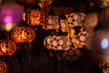 Hindi. Bir sürü geleneksel el yapımı Türk lambası ve feneri olan bir pazar. Satılık Fenerler Sallanıyor. Türkiye 'den Popüler Hediyeler.