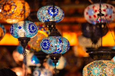 Hindi. Bir sürü geleneksel el yapımı Türk lambası ve feneri olan bir pazar. Satılık Fenerler Sallanıyor. Türkiye 'den Popüler Hediyeler.