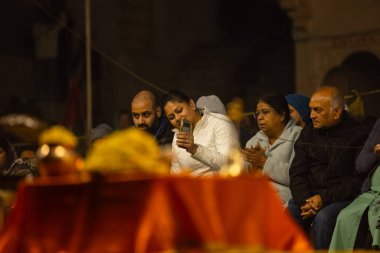 Varanasi, Uttar Pradesh, Hindistan - 18 Ocak 2024: Ganga aarti, Dashashwamedh ghat akşam ganga aarti katılan bir grup dindar.