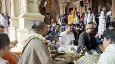 Vrindavan, Uttar Pradesh, Hindistan - 16 Aralık 2023: Hintli ve yabancı dindarlardan oluşan bir grup Hare Krishna söylüyor ya da Vrindavan 'da Tanrı Krishna' nın İshon Tapınağı 'nda Kirtran icra ediyor.