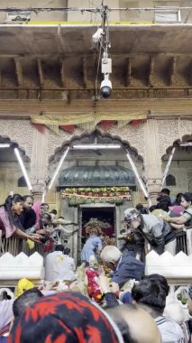 Vrindvan, Uttar Pradesh, Hindistan - 16 Aralık 2023: Vrindavan 'daki Radha Vadisi Kutsal Tapınağı. Hindu dindarlar tapınakta Tanrı Krishna ve Radha 'ya tapıyorlar..
