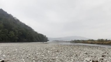 Bulutlu dağların manzarası, Jim Corbett Ormanı 'nda kış sabahı sisli yüzen nehir..