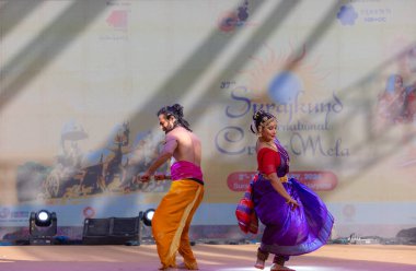 Faridabad, Haryana, Hindistan - 17 Şubat 2024: Güney Hintli erkek ve kadın sanatçı Surajkund sanatları fuarında klasik dans kuchipudi performansı sergiliyorlar.