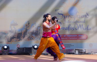 Faridabad, Haryana, Hindistan - 17 Şubat 2024: Güney Hintli erkek ve kadın sanatçı Surajkund sanatları fuarında klasik dans kuchipudi performansı sergiliyorlar.