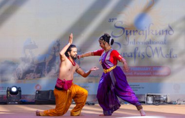 Faridabad, Haryana, Hindistan - 17 Şubat 2024: Güney Hintli erkek ve kadın sanatçı Surajkund sanatları fuarında klasik dans kuchipudi performansı sergiliyorlar.