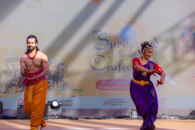 Faridabad, Haryana, Hindistan - 17 Şubat 2024: Güney Hintli erkek ve kadın sanatçı Surajkund sanatları fuarında klasik dans kuchipudi performansı sergiliyorlar.